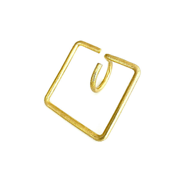 Bague ligne forme carrée en argent plaqué or jaune, finition satiné.bijou de main réalisé en série limitée