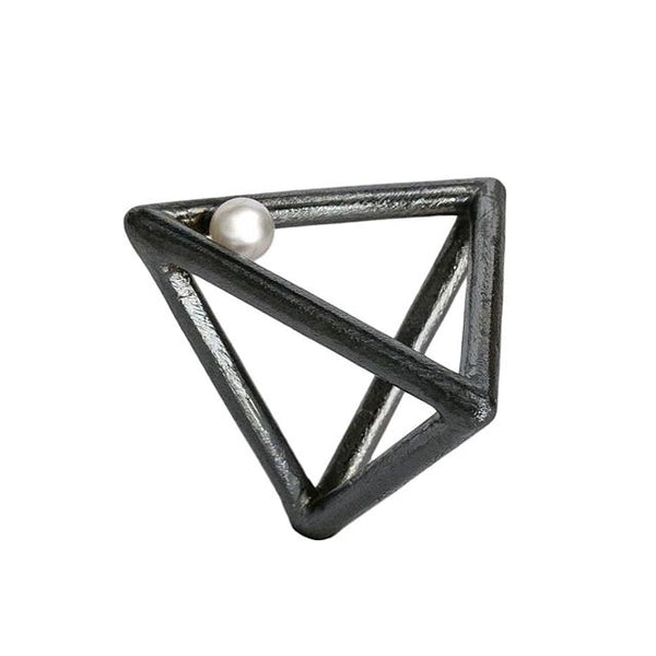 Bague Triangle en argent patiné noir ornée d'une perle naturelle blanche. 