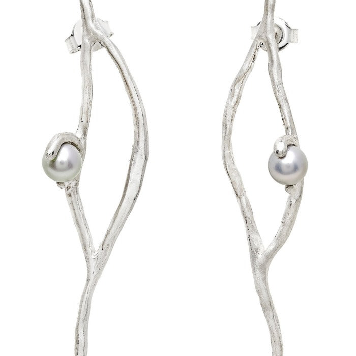 Boucles d'oreilles minimalistes argent en formes de branches d'arbre en hivers ornées d'une perle grise.