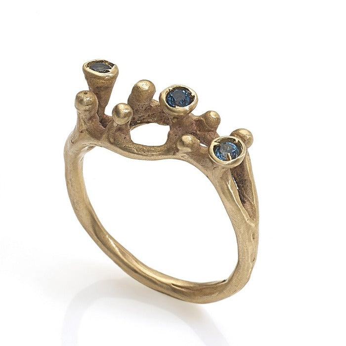 Bague en bronze sertie de 3 topazes bleu.