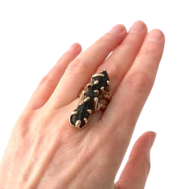 Bague bronze forme allongée sertie de 3 tourmalines noires.