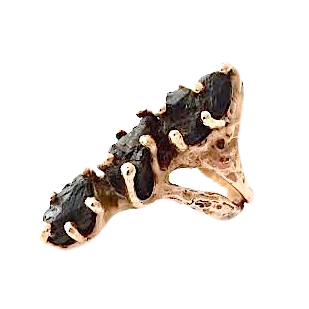 Bague bronze forme allongée sertie de 3 tourmalines noires. 