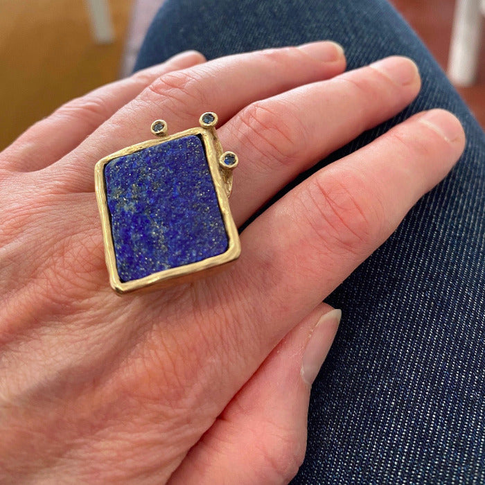 Bague bronze avec un lapis-lazuli brut de forme rectangulaire sur le côté 3 saphirs bleus.pièce unique.