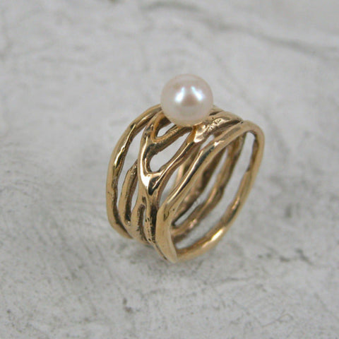 Bague bronze anneaux irréguliers entrelacés, soudés à la base et perle de culture blanche sur le dessus 