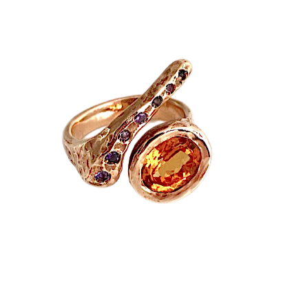 Bague ouverte en bronze sertie d'une Citrine ovale facettée et 7 Iolites bleues