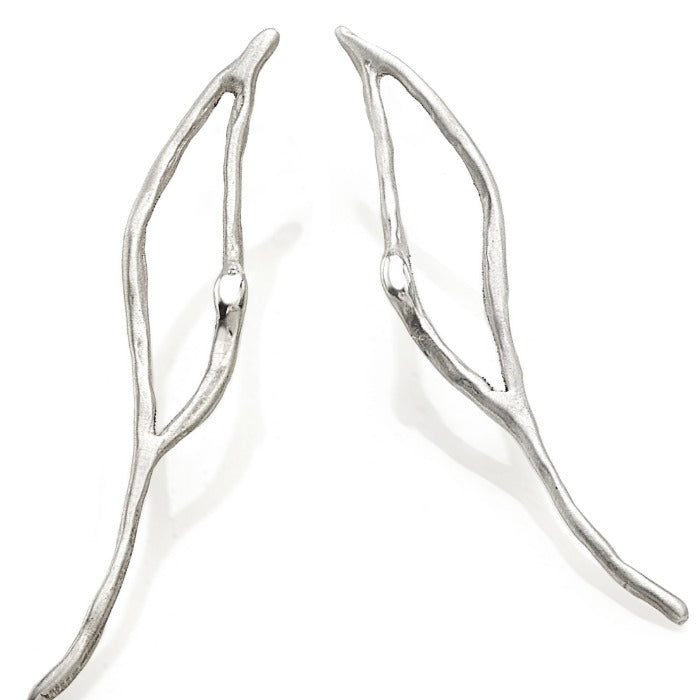 Boucles d'oreilles minimalistes argent en formes de branches d'arbre en hivers.