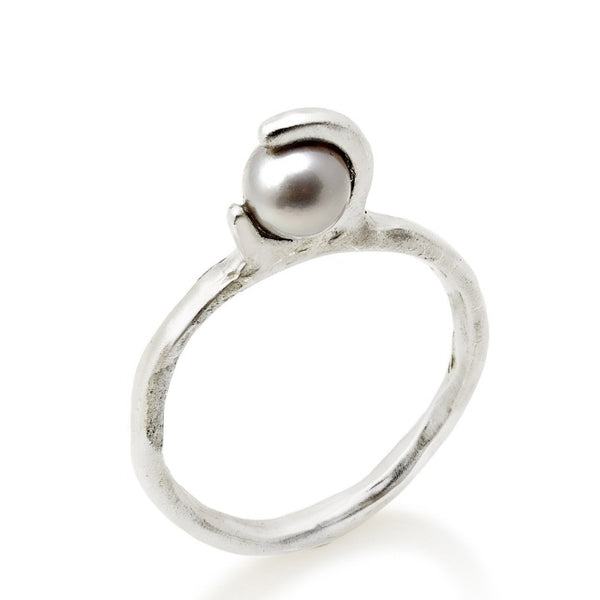 Bague anneau fin en argent ornée d'une perle de culture grise.