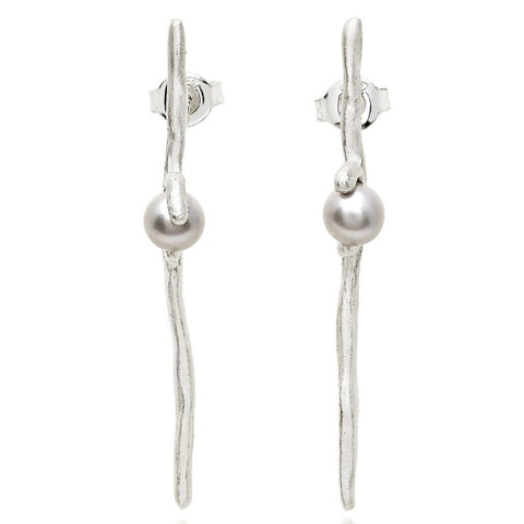 Boucles d'oreilles minimalistes argent en forme de brindille ornée d'une perle de culture grise.