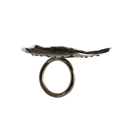 Bague sculpturale en argent et fer rouillé, monté sur un anneau rond mobile.le métal usé à l'extrême est riveté sur plaque d'argent.pièce d'artiste
