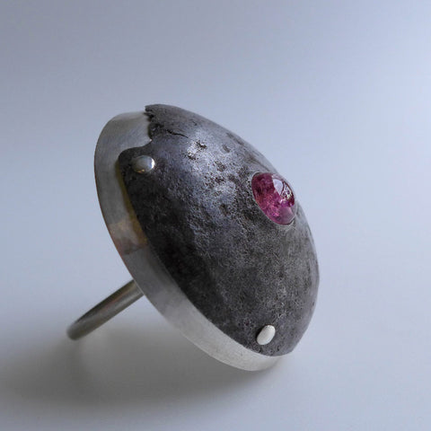 Bague argent et fer rouillé en forme de dôme avec une tourmaline rose serti sur le dessus