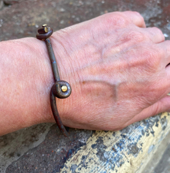 Bracelet en titane forgé avec 4 noeuds torsadés. Pièce unique 2019