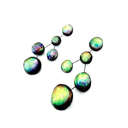 Boucles pendantes constituée de 5 sphères en résine jaune,vert reliées les unes aux autres par cable noir.