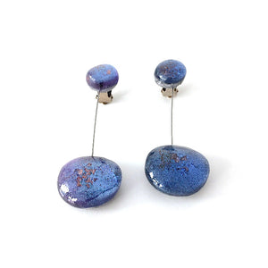 Boucles clips constituées de 2 éléments ronds en résine de couleur irisée bleu pervenche, reliés par un cable gris.