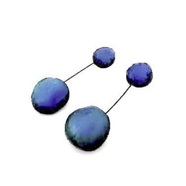 Boucles d'oreilles constituées de 2 sphères en résine irisée bleue pervenche, reliées par un cable noir. 
