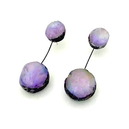 Boucles d'oreilles constituées de 2 sphères en résine irisée mauve, reliées par un cable noir. 