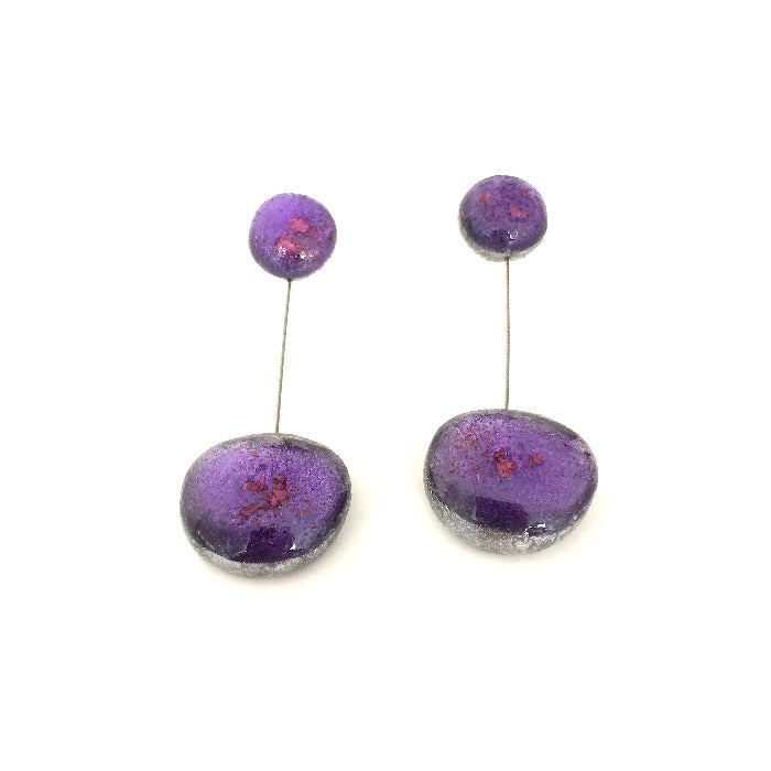 Boucles pendantes 2 éléments ronds en résine de couleur violet irisée, reliés par un cable gris. 