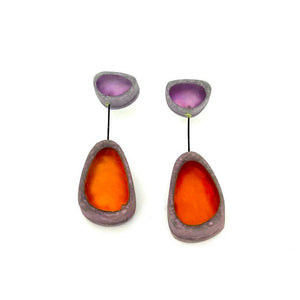 Boucles pendantes avec 2 éléments en résine orange et violet cerclé gris relié par un cable fin noir.