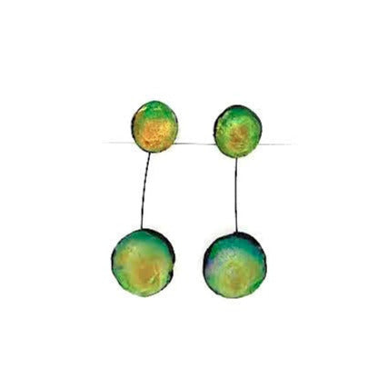 Boucles d'oreilles clips constituées de 2 éléments ronds en résine irisée verte, reliés par un cable noir.