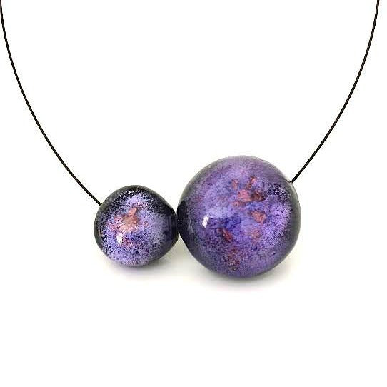 Collier composé de 2 bulles de résine irisée violet, assemblé sur un cable gris.fermoir aimanté