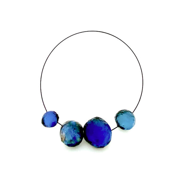 Collier composé de 4 sphères de résine bleu foncé, fermoir aimanté.