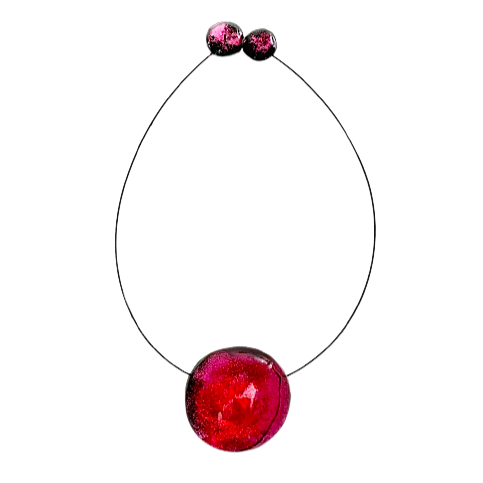 Collier rond en résine rose fushia assemblé sur un cable fin et solide. fermoir aimant. fait main et unique