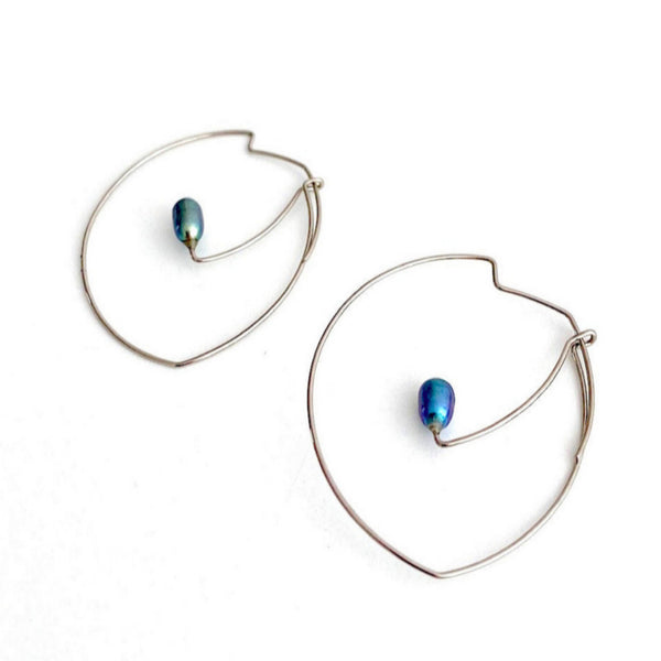 Boucles d'oreilles graphiques en acier inox et perles ovales gris bleu de Chine