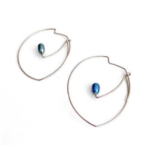 Boucles d'oreilles graphiques en acier inox et perles ovales gris bleu de Chine