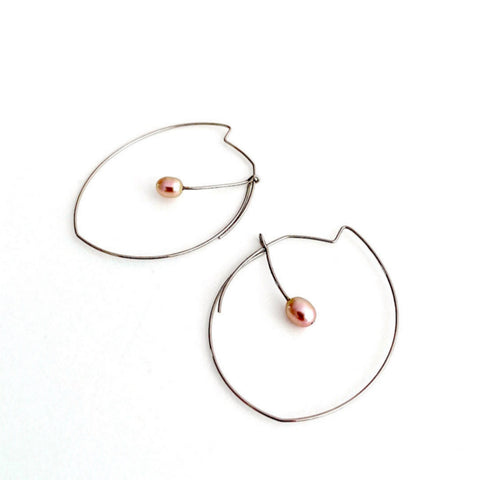 Boucles d'oreilles graphiques en acier inox et perles de Chine roses ovales