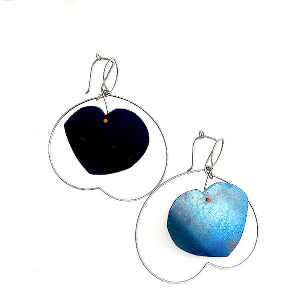 Boucles coeur en acier patiné bleu suspendu dans un coeur inversé en fil d'acier inox. coeur orné d'une mini perle en fil de nylon corail 