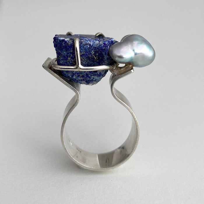 Bague en argent avec un Lapis-lazuli brut serti par 3 griffes et perle de culture Akoya grise en forme de coeur.pièce unique