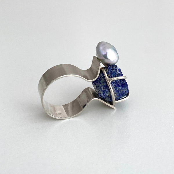 Bague en argent avec un Lapis-lazuli brut serti par 3 griffes et perle de culture Akoya grise en forme de coeur.pièce unique
