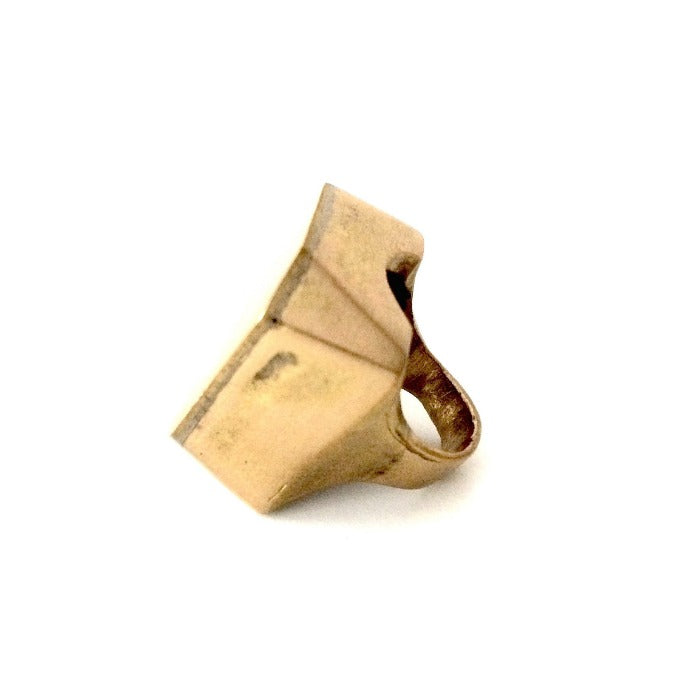 Grande bague en bronze patiné de forme rectangulaire. 