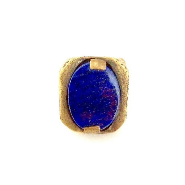 Grande bague rectangulaire en bronze, au centre un lapis-lazuli ovale serti 2 griffes.Pièce unique.