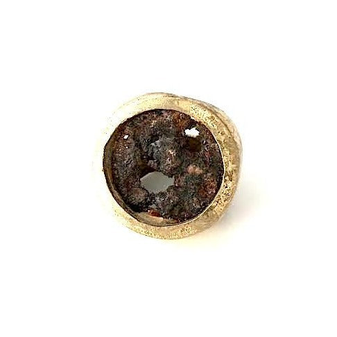 Bague ronde en bronze patinée à la feuille d'or, au centre une plaque de métal rouillé.