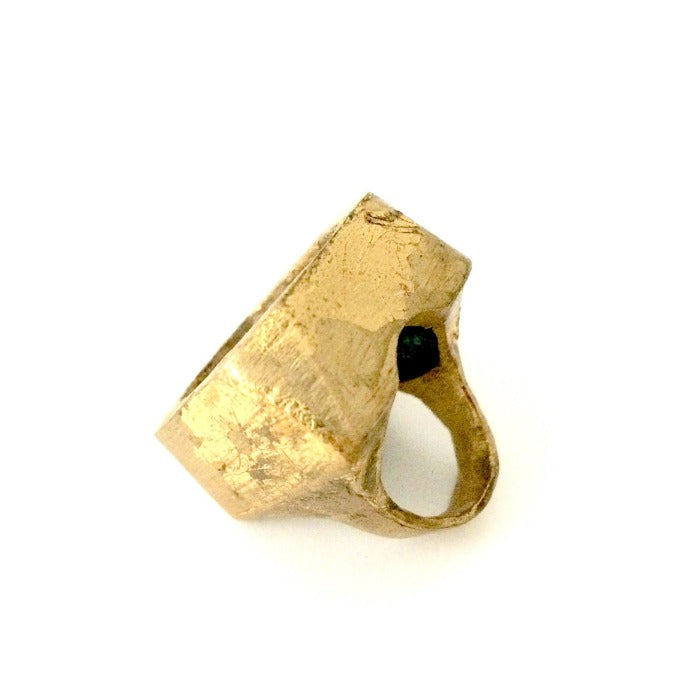 Grande bague rectangulaire en bronze patiné à la feuille d'or et plaque ovale de métal rouillé. 