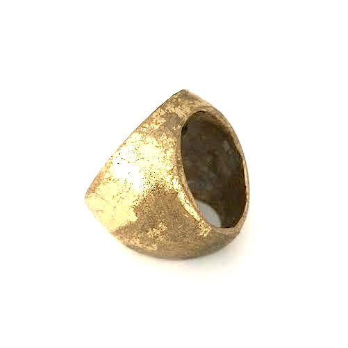 Bague ronde en bronze patinée à la feuille d'or, au centre une plaque de métal rouillé.