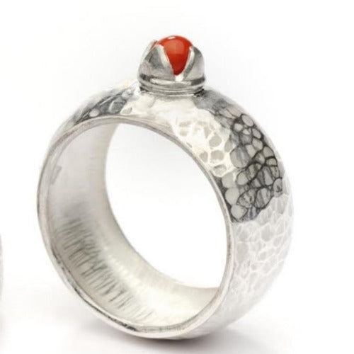 Bague anneau large en argent forgé, martelé, gravé, corail de Méditerranée.