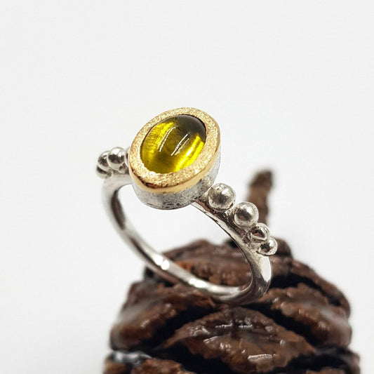 Bague solitaire argent gravé, sertissage tourmaline ovale jaune en or jaune 18K.pièce unique