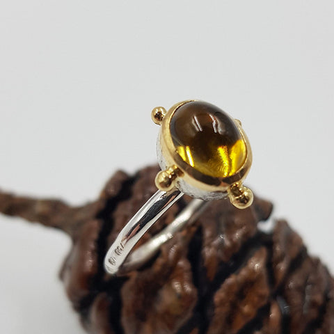 Bague solitaire en argent gravé, tourmaline ovale jaune doré serti clos or jaune orné de 4 perles d'or. pièce unique.