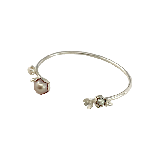 Bracelet jonc argent, orné de quatre motifs de fleurs et de trois perles de culture d'eau douce rose, grise, blanche.pièce unique