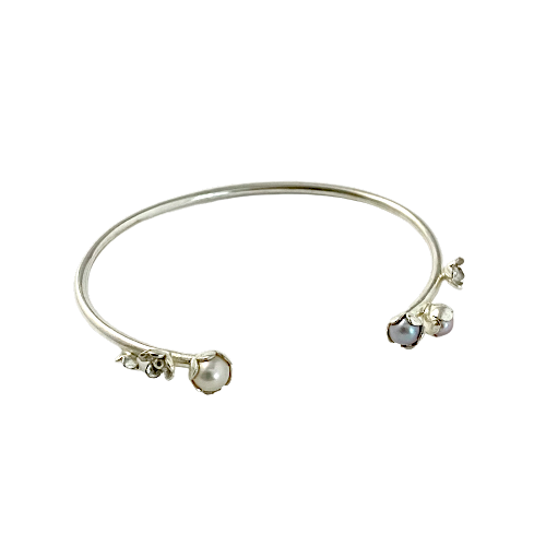Bracelet jonc argent, orné de quatre motifs de fleurs et de trois perles de culture d'eau douce rose, grise, blanche.piece unique