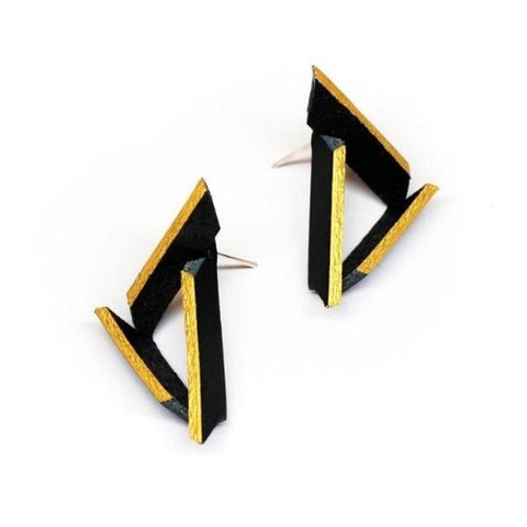 Boucles d'oreilles graphiques en cuir italien noir et doré de forme triangulaire, tiges et fermoirs argent.