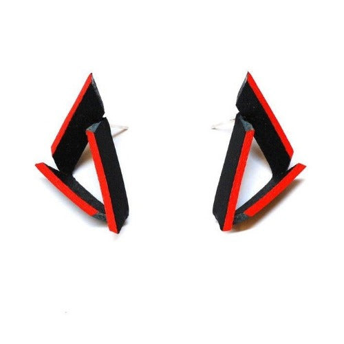 Boucles d'oreilles graphiques rouges en cuir noir italien de forme triangulaire, tiges et fermoirs argent.